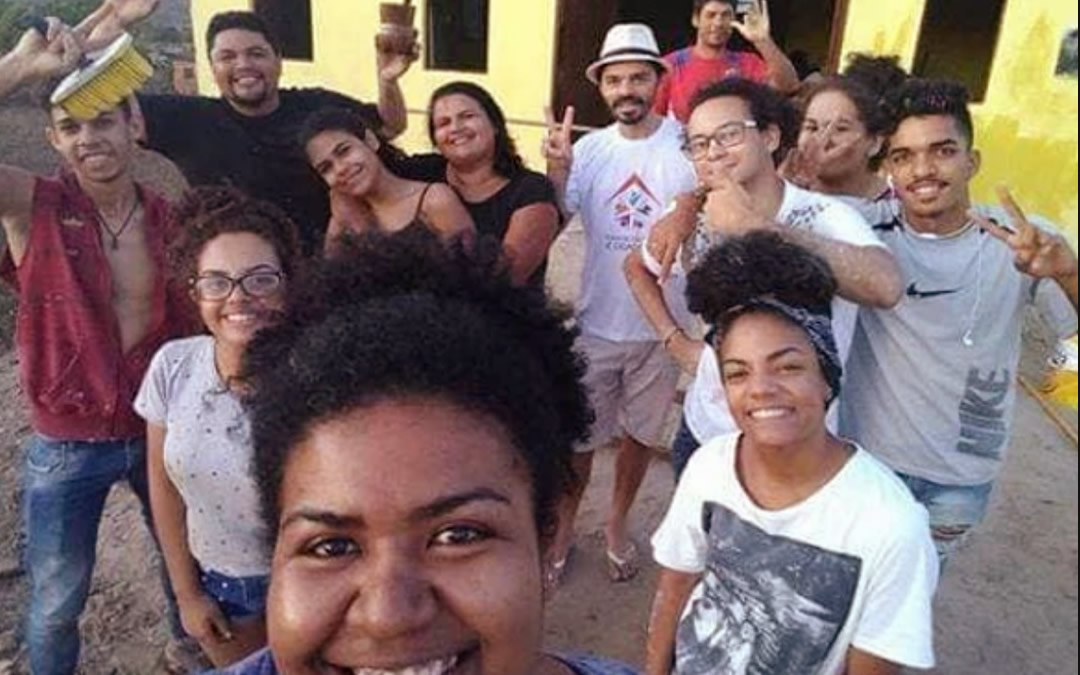 Jovens da AJURCC realizam mutirão para pintura do Banco Comunitário de Sementes