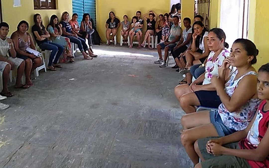 Pais, mães, responsáveis e educandos/as participam de reunião na AJURCC no último sábado