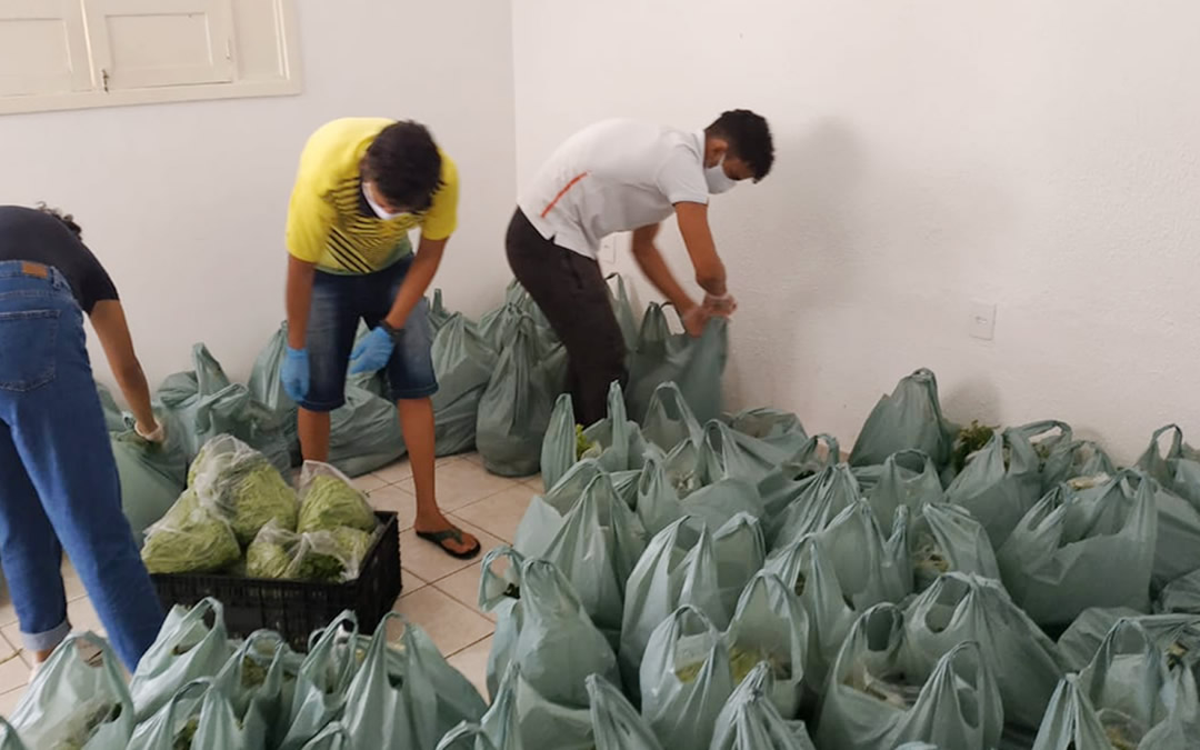 Jovens distribuem cestas de produtos agroecológicos para as mães de São José da Mata